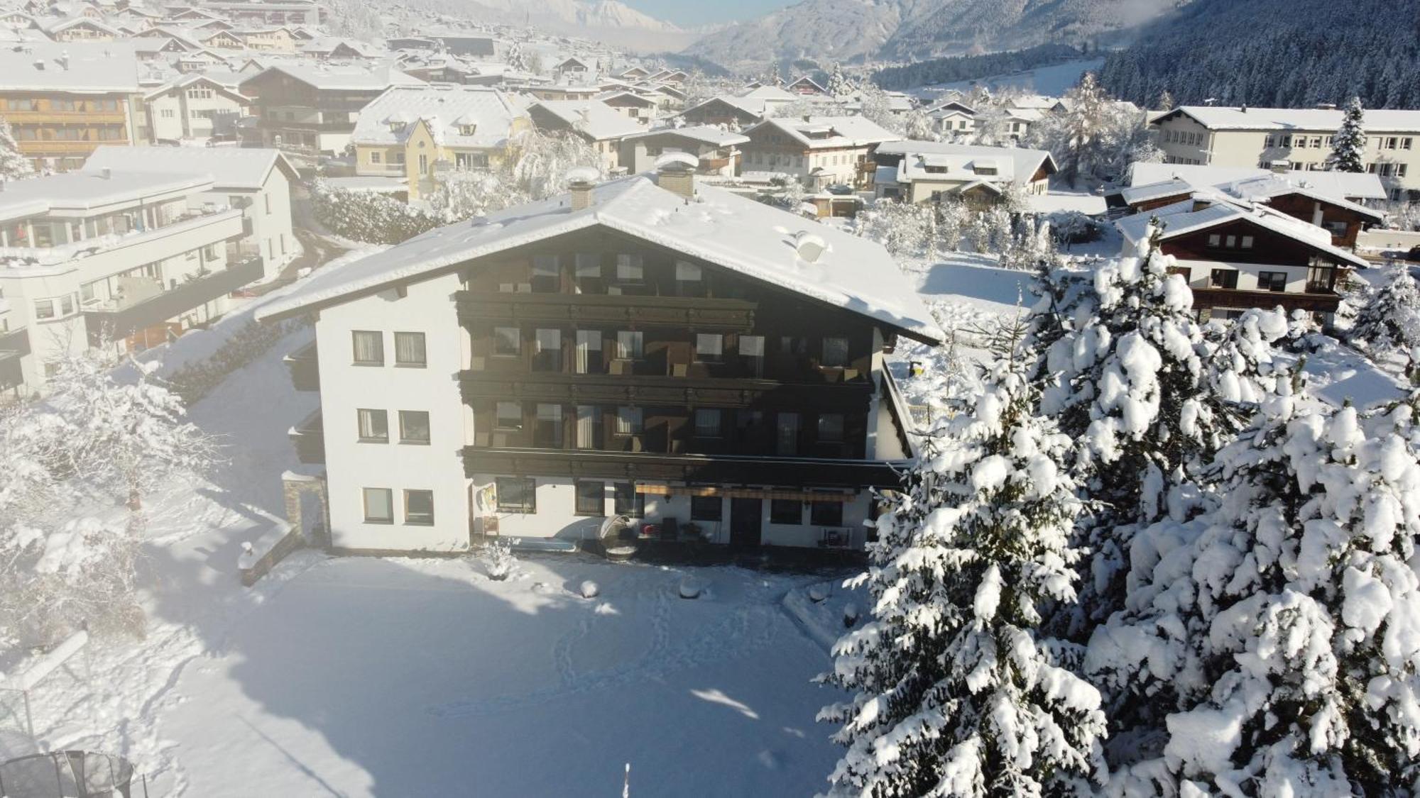 Hotel Eschenhof & Apartments Fulpmes Esterno foto